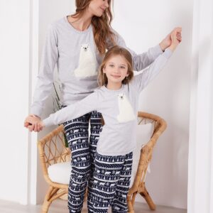 AR2154 من كولكشن العائلة الام مع ابنتها بيجاما قطن سوبيرم قطعتين بلوز لون رمادي فاتح مع بنطال لون كحلي