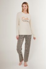 AR2674-S طقم بيتي مميز قطعتين بلوز صوف لون اوفوايت مع بنطال مقلم