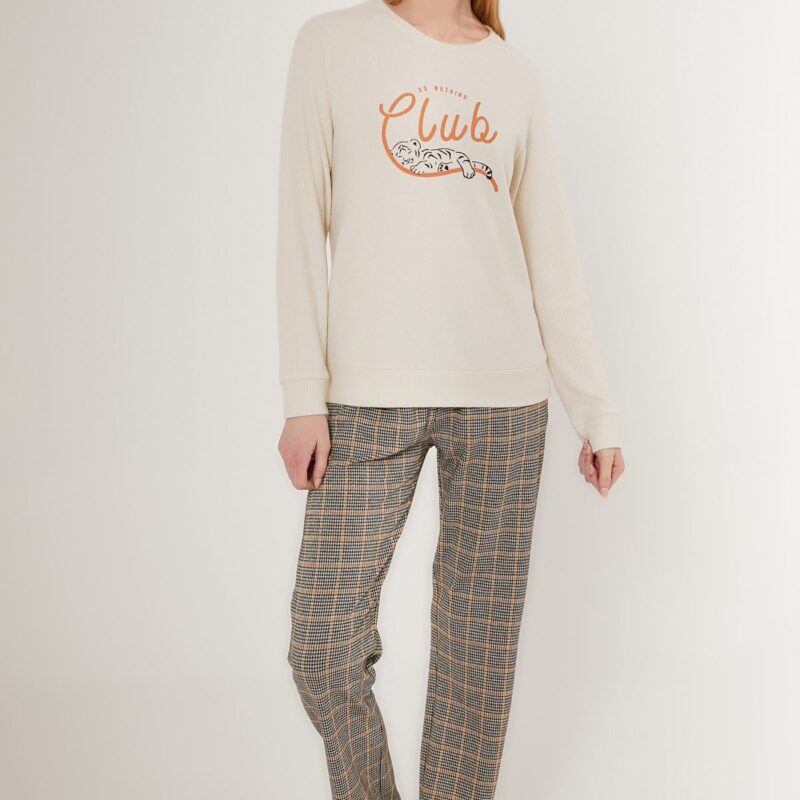 AR2674-S طقم بيتي مميز قطعتين بلوز صوف لون اوفوايت مع بنطال مقلم