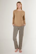 AR2675-S طقم بيتي قطعتين بلوز ثلاث خيوط لون بيج طحيني مع بنطال مقلم