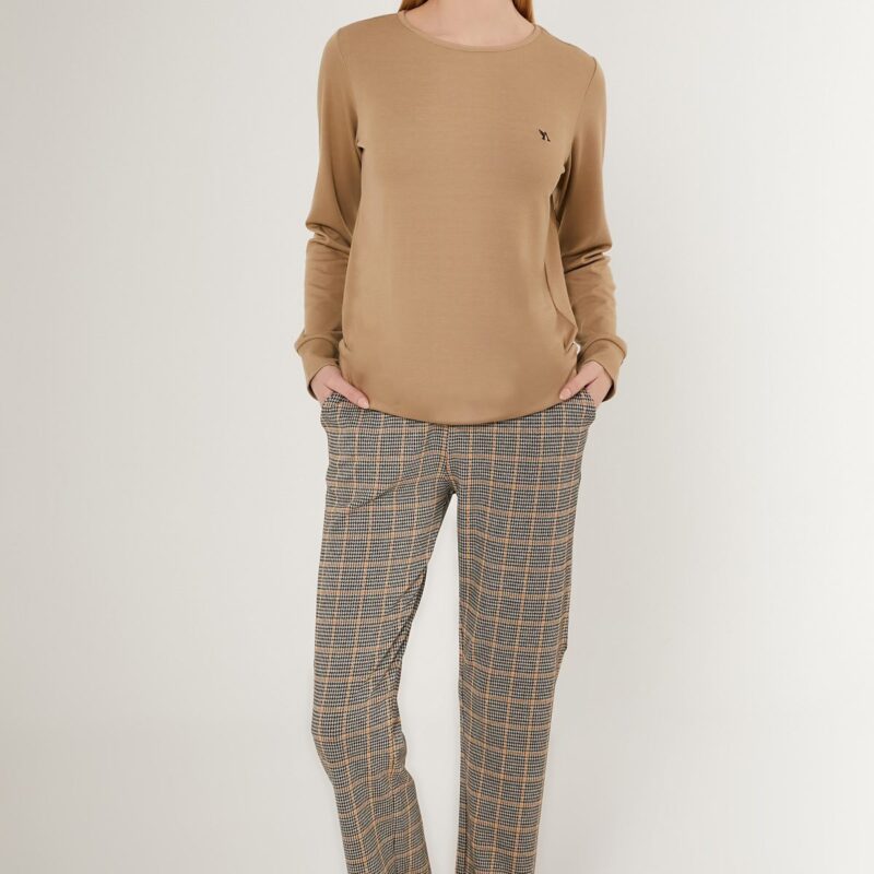 AR2675-S طقم بيتي قطعتين بلوز ثلاث خيوط لون بيج طحيني مع بنطال مقلم