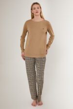 AR2675-S طقم بيتي قطعتين بلوز ثلاث خيوط لون بيج طحيني مع بنطال مقلم - الصورة 3