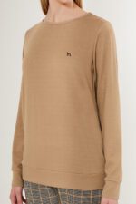 AR2675-S طقم بيتي قطعتين بلوز ثلاث خيوط لون بيج طحيني مع بنطال مقلم - الصورة 2