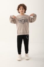 RP3287طقم تريننج للاولاد مبطن ودافئ بلوز لون بيج مع بنطال لون اسود - الصورة 2