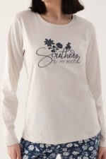 ⁦AR2615-S طقم بيجاما قطعين للنساء قطن بلوز لون ابيض كريمي مع بنطال مورد لون ازرق⁩ - الصورة ⁦3⁩