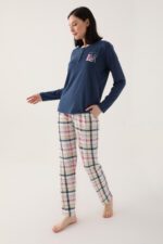 AR2650 طقم بيجاما للنساء قطعتين قطن الزبدة بلوز لون كحلي مع بنطال مُقلم - الصورة 4