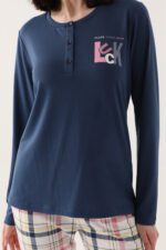 AR2650 طقم بيجاما للنساء قطعتين قطن الزبدة بلوز لون كحلي مع بنطال مُقلم - الصورة 3