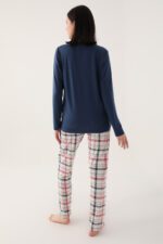 AR2650 طقم بيجاما للنساء قطعتين قطن الزبدة بلوز لون كحلي مع بنطال مُقلم - الصورة 2