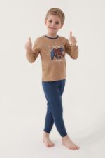 RP3202 طقم بيجاما قطعين قطن للاولاد لون كابتشينو مع بنطال لون كحلي - الصورة 3