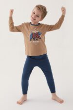 RP3202 طقم بيجاما قطعين قطن للاولاد لون كابتشينو مع بنطال لون كحلي - الصورة 2