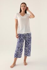 ⁦AR2940-S طقم بيتي برمودا قطعتين بلوز لون ابيض مع بنطال برمودا قماش بتصميم والوان مميزة⁩ - الصورة ⁦5⁩