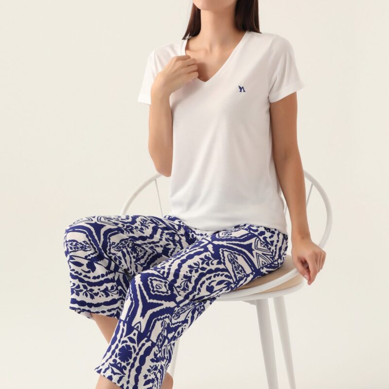 AR2940-S طقم بيتي برمودا قطعتين بلوز لون ابيض مع بنطال برمودا قماش بتصميم والوان مميزة