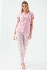 PC8618-S PIERRE CARDIN طقم بيجاما للنساء من ماركة بيير كاردان بلوز لون زهري مع بنطال مورد - الصورة 4