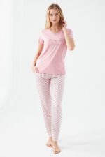 PC8618-S PIERRE CARDIN طقم بيجاما للنساء من ماركة بيير كاردان بلوز لون زهري مع بنطال مورد - الصورة 5