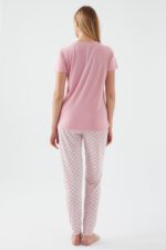 PC8618-S PIERRE CARDIN طقم بيجاما للنساء من ماركة بيير كاردان بلوز لون زهري مع بنطال مورد - الصورة 2