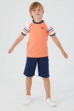 ⁦RP3017-طقم شورت للاولاد قطعتين قطن لون بلوز لون برتقالي مخططة عند الاكمام مع شورت لون كحلي⁩ - الصورة ⁦2⁩