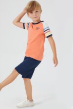 ⁦RP3017-طقم شورت للاولاد قطعتين قطن لون بلوز لون برتقالي مخططة عند الاكمام مع شورت لون كحلي⁩ - الصورة ⁦3⁩