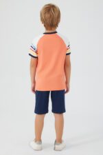 ⁦RP3017-طقم شورت للاولاد قطعتين قطن لون بلوز لون برتقالي مخططة عند الاكمام مع شورت لون كحلي⁩ - الصورة ⁦6⁩