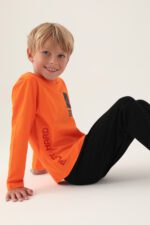 RP3338 طقم بيجاما للاولاد قطن بلوز لون برتقالي مع بنطال لون اسود - الصورة 5