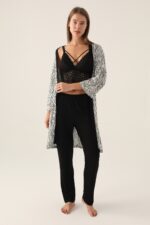 ⁦AR2899-S طقم مميز ثلاث قطع مع روب قطن للنساء⁩ - الصورة ⁦2⁩