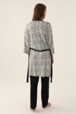 ⁦AR2899-S طقم مميز ثلاث قطع مع روب قطن للنساء⁩ - الصورة ⁦4⁩