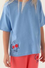 ⁦RP3388-V1 طقم تشيري للفتيات بلوز فلو نصف كم لون ازرق مع بنطال لون وردي⁩ - الصورة ⁦3⁩