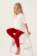 ⁦RP3388-V2 طقم تشيري للفتيات بلوز فلو نصف كم مع بنطال لون احمر⁩ - الصورة ⁦3⁩