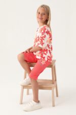 ⁦RP3395 طقم برمودا قطن للبنات بلوز فلو مزينة بالورود لون اورونج⁩ - الصورة ⁦5⁩