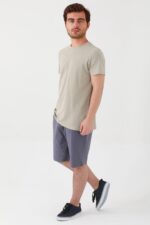 ⁦AR2046-S طقم شورت للرجال قطن بلوز لون فستقي مع شورت لون بترولي⁩ - الصورة ⁦2⁩