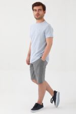 ⁦AR2046-S طقم شورت للرجال قطن بلوز لون ازرق سماوي مع شورت لون رمادي فاتح⁩ - الصورة ⁦2⁩