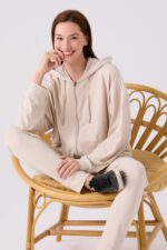 ⁦AR3111-S طقم تريننج للنساء قطعتين لون بيج⁩ - الصورة ⁦4⁩