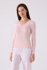 ⁦AR3120-S طقم بيجاما قطن للنساء قطعتين بلوز لون زهري مع بنطال مخطط باللونين الابيض والزهري⁩ - الصورة ⁦3⁩