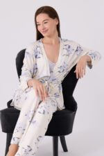 ⁦PC8885-S PIERRE CARDIN طقم بيجاما ثلاث قطع بتصميم مميز⁩ - الصورة ⁦2⁩