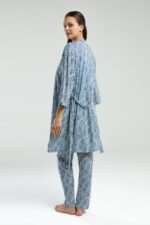 ⁦AR3210-S طقم قماش ثلاث قطع مع روب للنساء بتصميم ولون انيق⁩ - الصورة ⁦3⁩