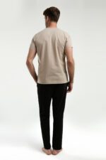 ⁦AR3334-S طقم بيجاما قطن للرجال قطعتين بلوز لون بيج مع بنطال لون اسود⁩ - الصورة ⁦3⁩