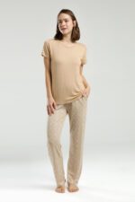 ⁦PC9001 PIERRE CARDIN طقم بيجاما للنساء قطعتين لون رملي⁩ - الصورة ⁦3⁩