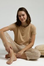 ⁦PC9002 PIERRE CARDIN طقم بيجاما للنساء برمودا قطعتين لون رملي⁩ - الصورة ⁦6⁩