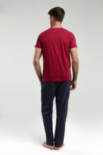 ⁦AR3352-S طقم بيجاما قطن للرجال قطعتين بلوز لون برغندي مع بنطال مقلم⁩ - الصورة ⁦3⁩