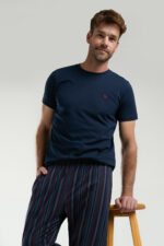 ⁦AR3352-S طقم بيجاما قطن للرجال قطعتين بلوز لون كحلي مع بنطال مقلم⁩ - الصورة ⁦5⁩