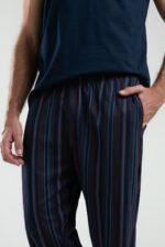 ⁦AR3352-S طقم بيجاما قطن للرجال قطعتين بلوز لون كحلي مع بنطال مقلم⁩ - الصورة ⁦2⁩