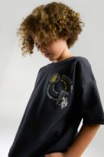 ⁦US2053 US POLO ASSN طقم شورت للاولاد قطن ثلاثة خيط لون رمادي غامق⁩ - الصورة ⁦2⁩