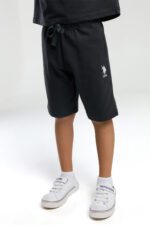 ⁦US2053 US POLO ASSN طقم شورت للاولاد قطن ثلاثة خيط لون رمادي غامق⁩ - الصورة ⁦5⁩