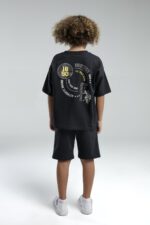 ⁦US2053 US POLO ASSN طقم شورت للاولاد قطن ثلاثة خيط لون رمادي غامق⁩ - الصورة ⁦3⁩