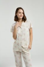 ⁦PC9007-S Pierre Cardin طقم بيجاما قطعتين بأزرار قطن للنساء⁩ - الصورة ⁦2⁩