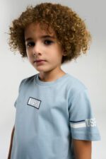 ⁦US2011 US POLO ASSN طقم شورت قطن لون ازرق سماوي للاولاد⁩ - الصورة ⁦2⁩