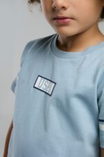 ⁦US2011 US POLO ASSN طقم شورت قطن لون ازرق سماوي للاولاد⁩ - الصورة ⁦3⁩