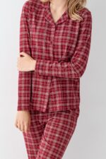 ⁦AR3447-S طقم بيجاما قطن بأزرار للنساء مخططة باللون الاحمر⁩ - الصورة ⁦3⁩