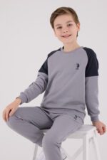 ⁦US2221 US POLO ASSN طقم للاولادقطن ثلاثة خيط لون رمادي⁩ - الصورة ⁦3⁩