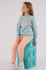 ⁦US2315 US POLO ASSN  طقم للفتيات قطن مبطن ودافئ بلوز لون فستقي مع  بنطال لون برتقالي⁩ - الصورة ⁦2⁩