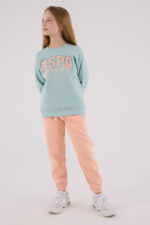 ⁦US2315 US POLO ASSN  طقم للفتيات قطن مبطن ودافئ بلوز لون فستقي مع  بنطال لون برتقالي⁩ - الصورة ⁦3⁩